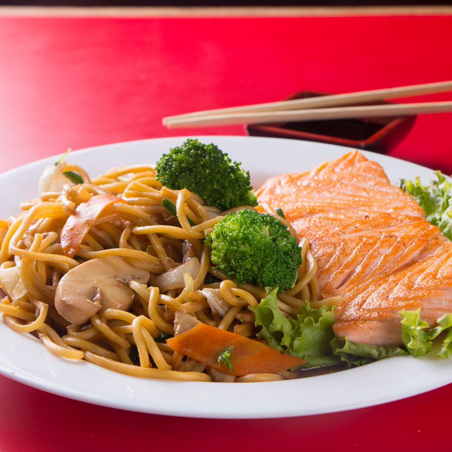 Filé de salmão acompanhado de yakissoba